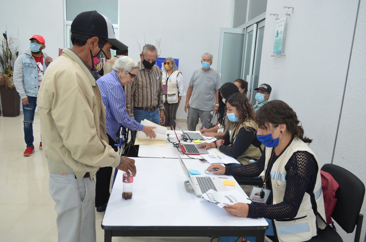 Entrega 4T mil 500 tarjetas bancarias a adultos mayores en Juárez, encabeza Delegado operativo
