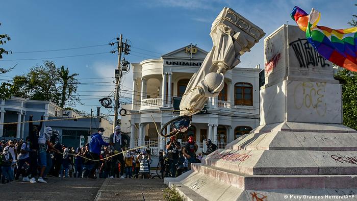 “Colón asesino”, derriban manifestantes estatua de Cristobal Colón en Colombia