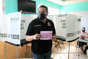 Cruz Pérez Cuéllar acude a votar en la consulta popular