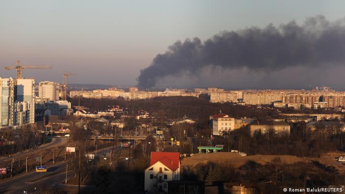 Reportan ataque ruso cercano a la frontera con Polonia, destruye fabrica