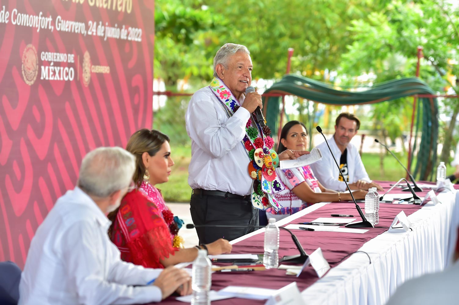 Amplía Gobierno de México atención a personas con discapacidad en la Montaña de Guerrero; firma AMLO convenio con Teletón
