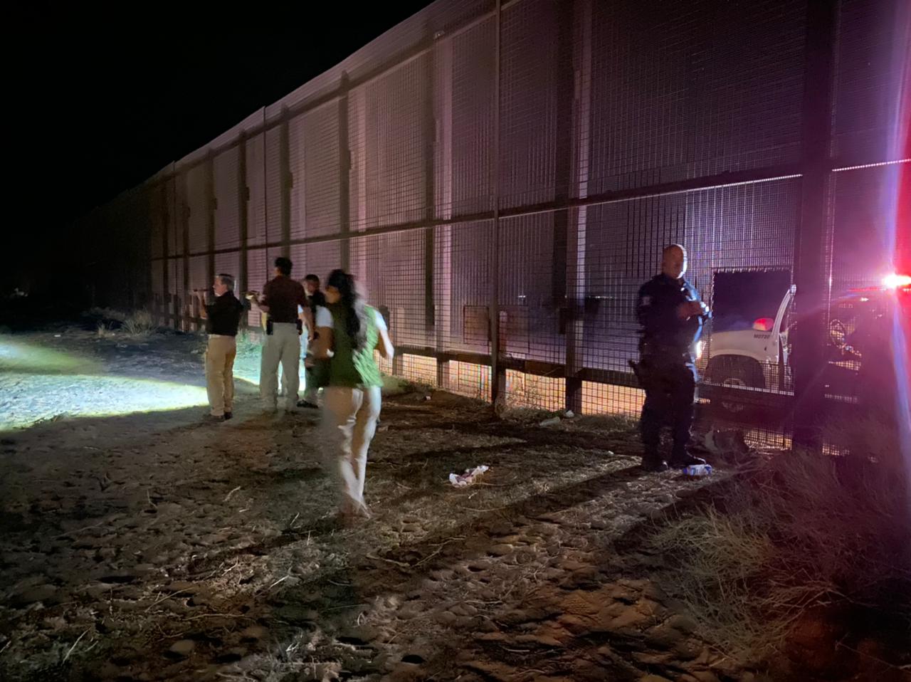 Abandonan “polleros” a 5 mexicanos en muro fronterizo