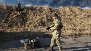 Ordena Zelenski a ejército ucraniano evacuar Donetsk ante avance ruso