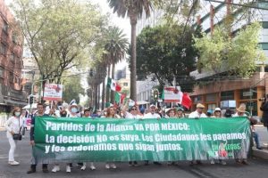 Encabeza Adrián LeBarón marcha por La Paz en CDMX
