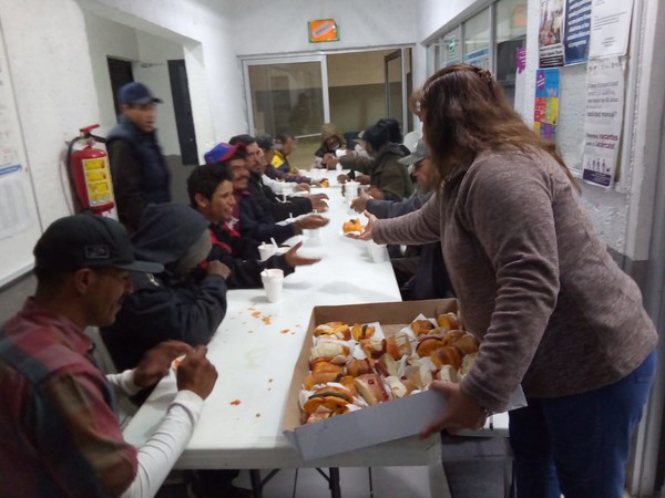 Llevan rosca de Reyes a 39 personas en refugios temporales