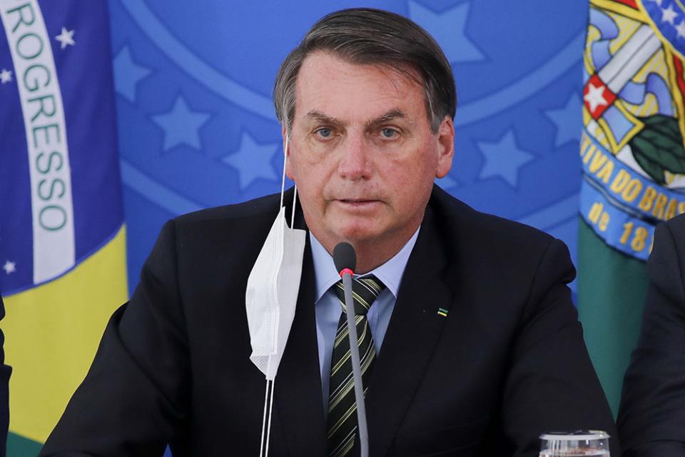 Deroga Bolsonaro medida para cesar pago de salarios en Brasil por COVID-19