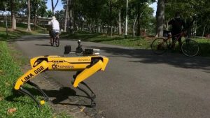 Usan robot de cuatro patas en Singapur para mantener distancia social entre ciudadanos