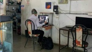 “Maestro del año”: Profesor da clases desde un Cibercafé