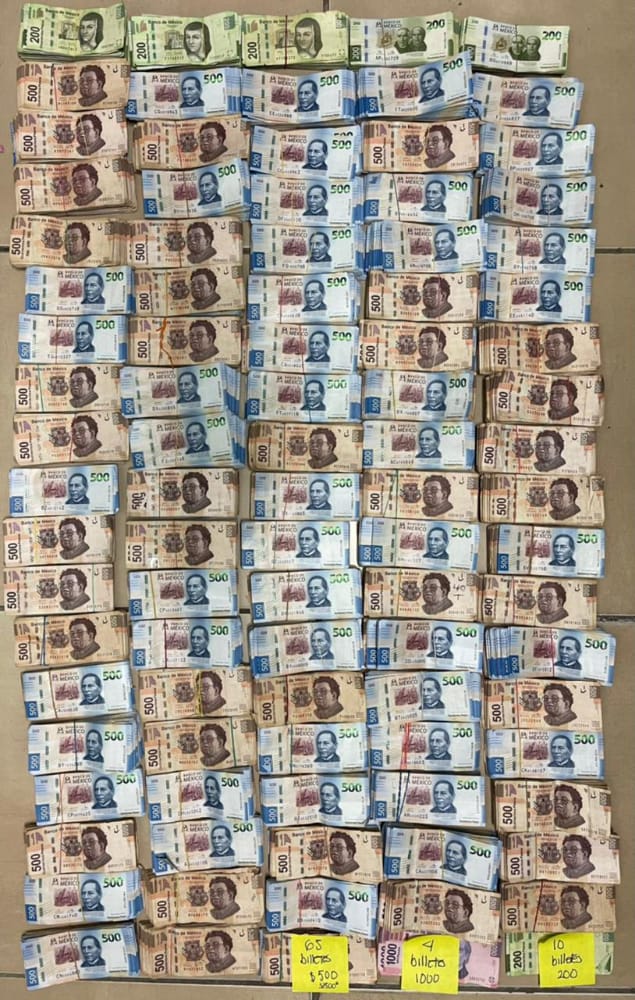 Asegura FGE casi seis millones de pesos, 16 mil dólares, droga y armas en Ciudad Juárez