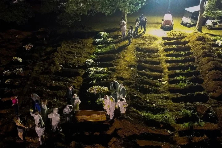 Colapsan cementerios en Brasil por muertes de COVID19, “entierran de noche”