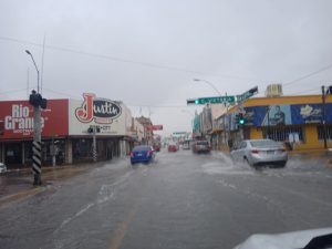 Lluvia inunda calles de la zona centro