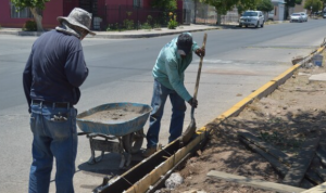 Repara Gobierno Municipal guarniciones y banquetas del camellón en calle Trasviña y Retes