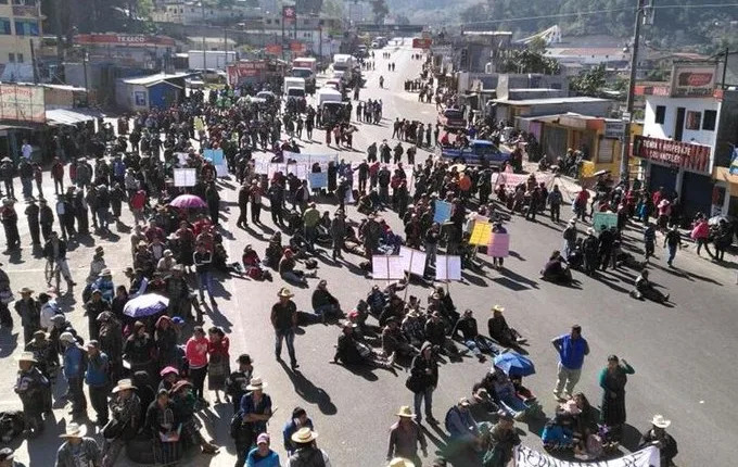 Se movilizan guatemaltecos contra Presidente Giammattei