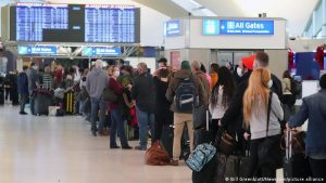 Casi 9 mil vuelos cancelados en todo el mundo por Ómicron