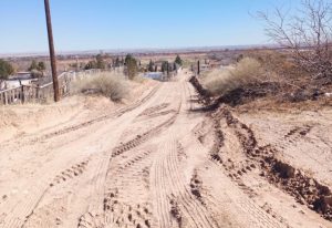 Emparejamiento de calles y caminos en zonas rurales lleva un 70 por ciento de avance en Juárez