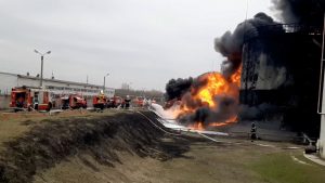 Ataca Ucrania territorio ruso, destruyen helicópteros almacén de petróleo civil