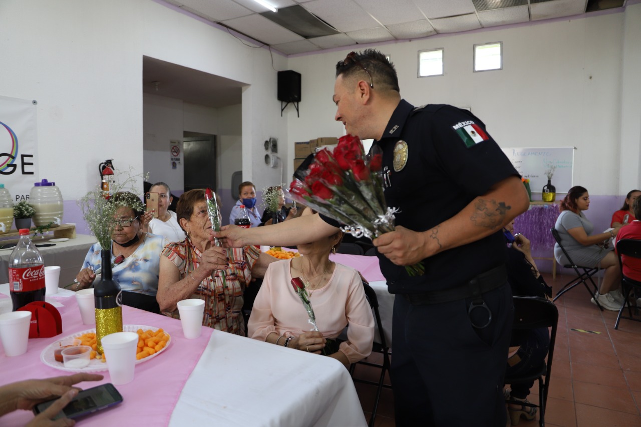 Conviven policías con familias de la colonia Margarita Maza de Juárez