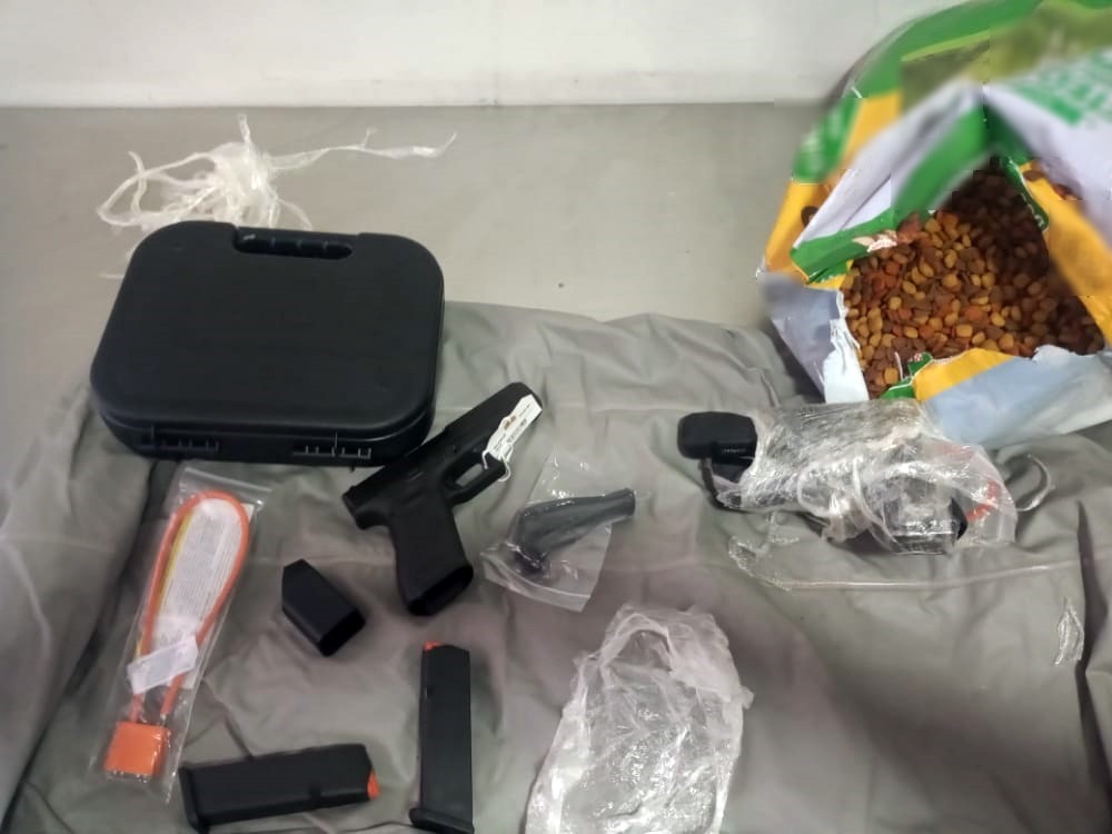 Guardia Nacional y aduanas de México detectan armas ocultas en mochila y en una bolsa de croquetas