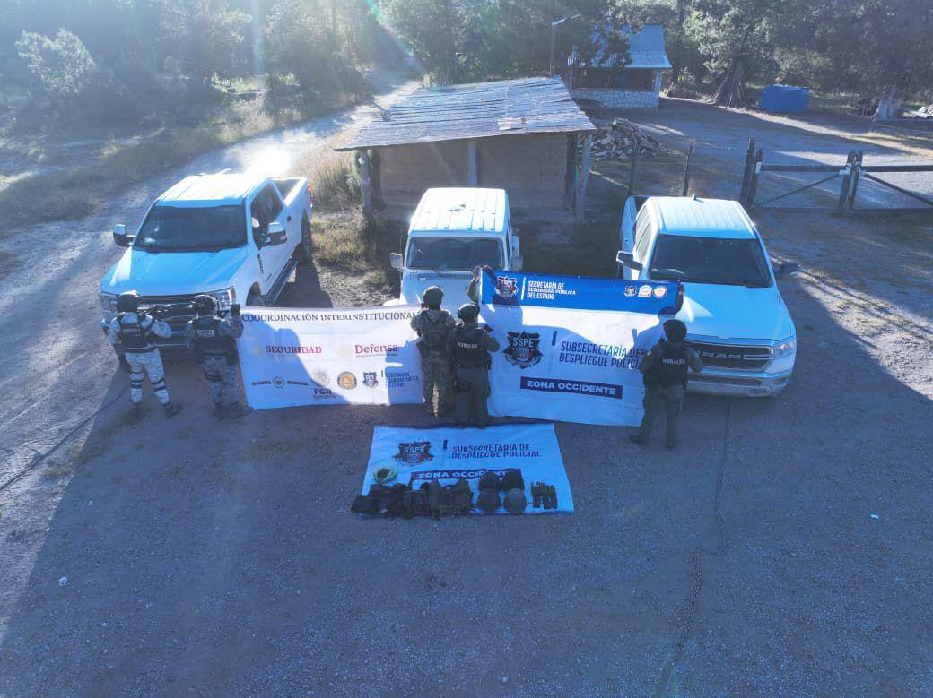 Asegura SSPE vehículos, equipo táctico y droga en Guachochi
