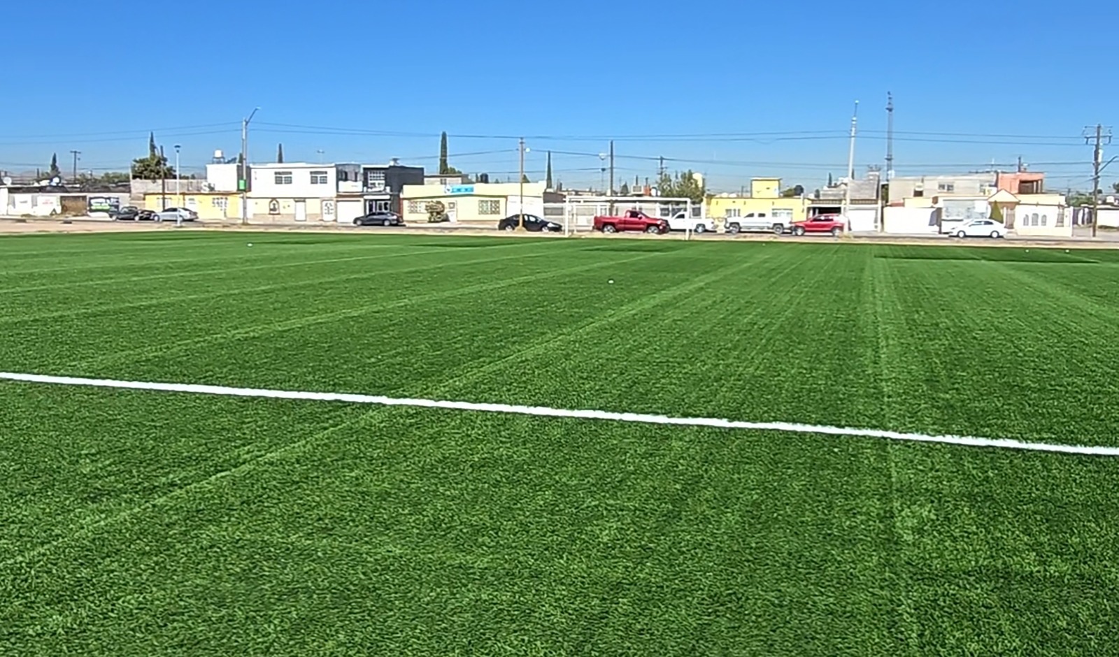 Logran vecinos de la “Revo” mejorar campo de fútbol