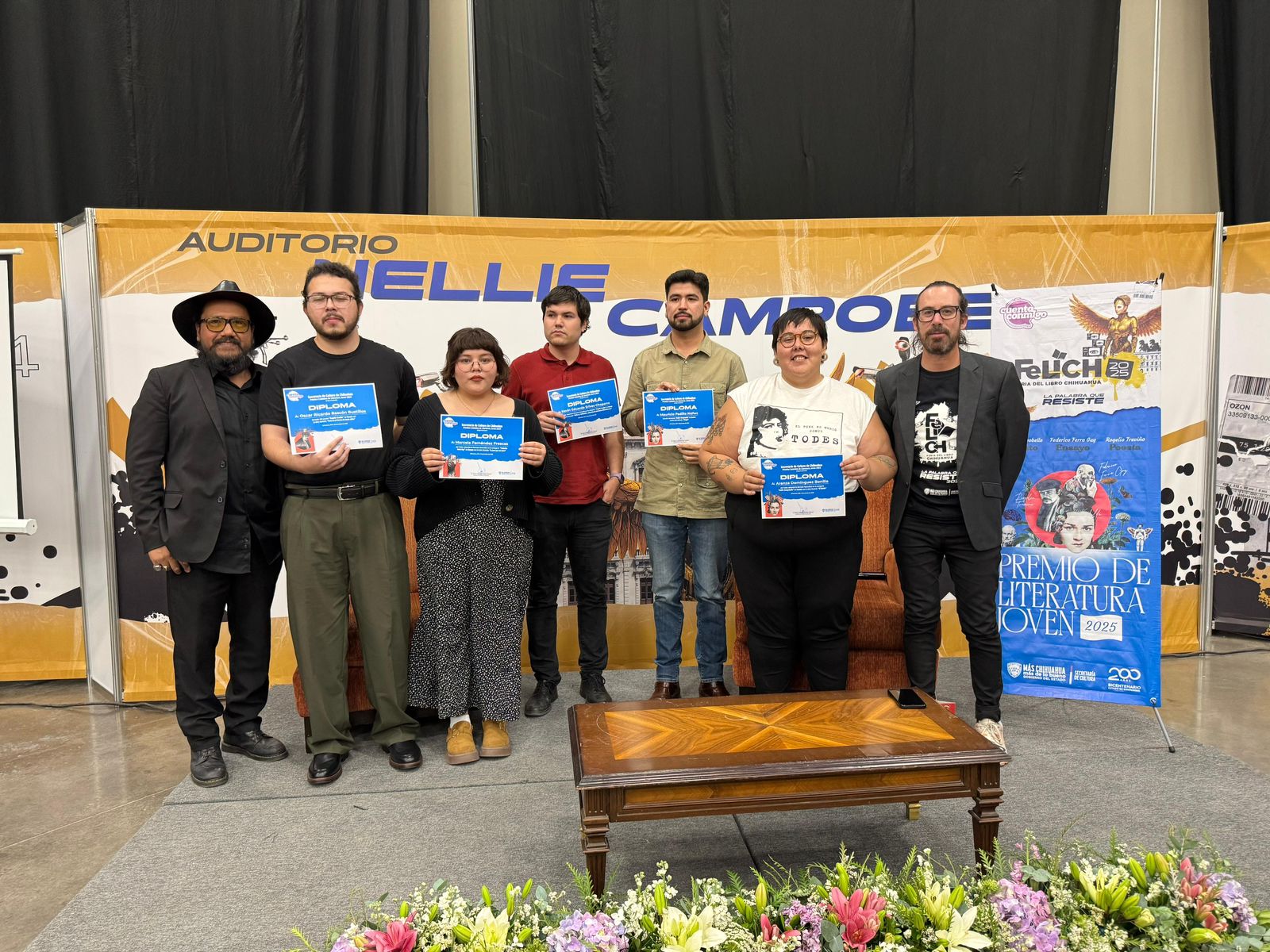 Condecora Estado a ganadores de los Premios de Literatura Joven