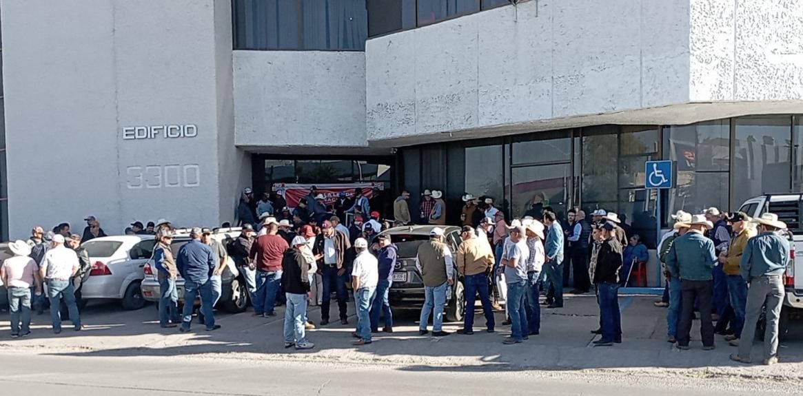 Productores toman oficinas de Conagua en rechazo a reforma a la Ley de Aguas