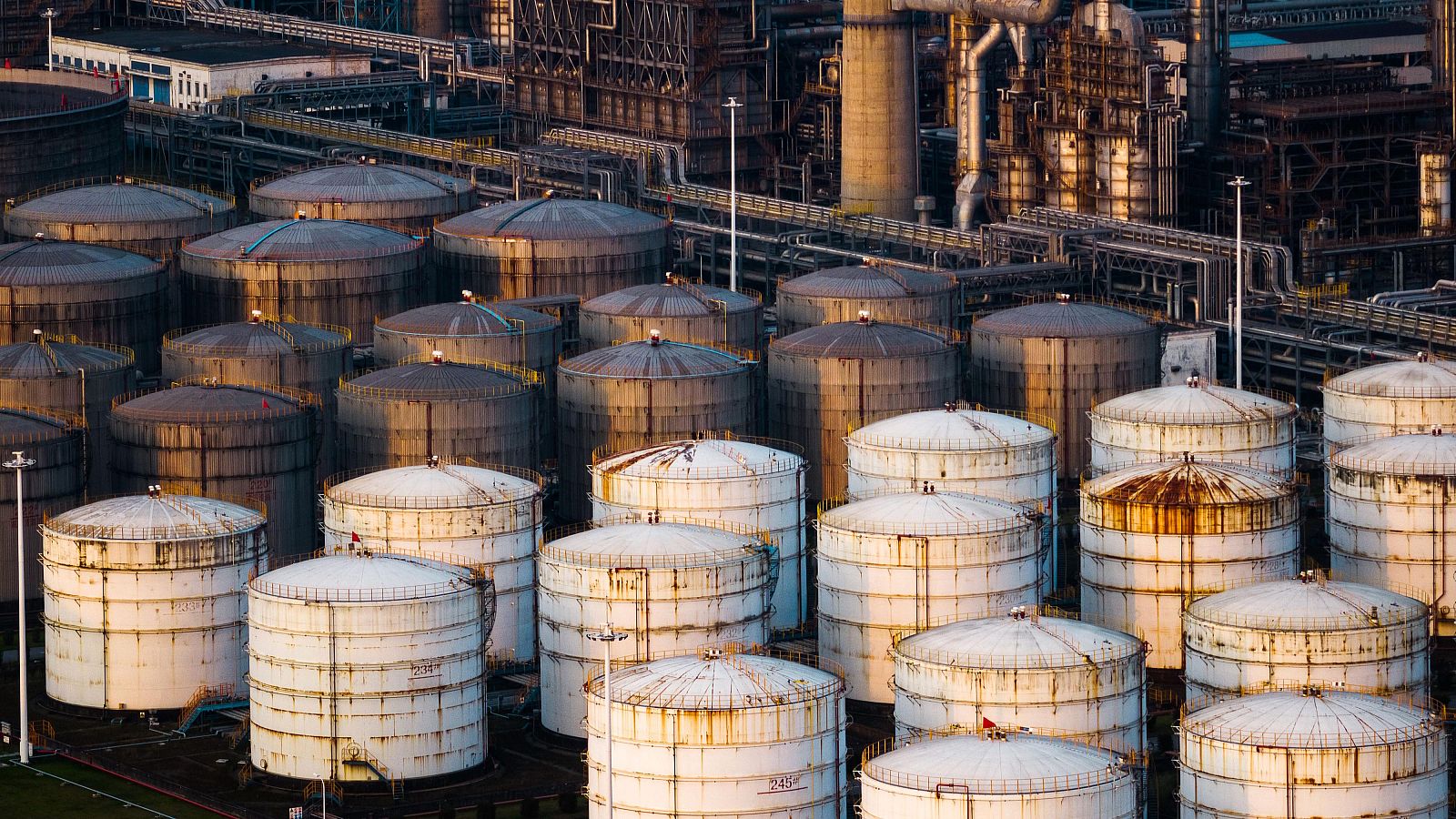 Estados Unidos libera 172 millones de barriles de crudo de reservas ante bloque en Ormuz
