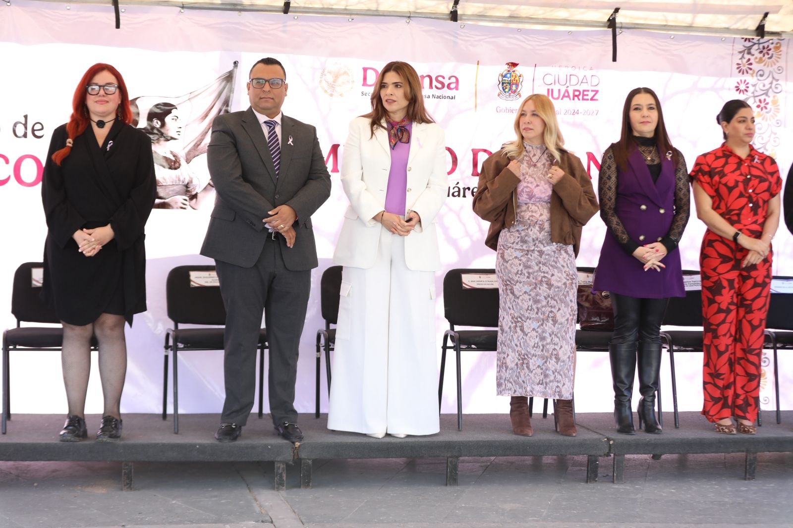 Realizan izamiento de bandera honrando la valentía de la mujer
