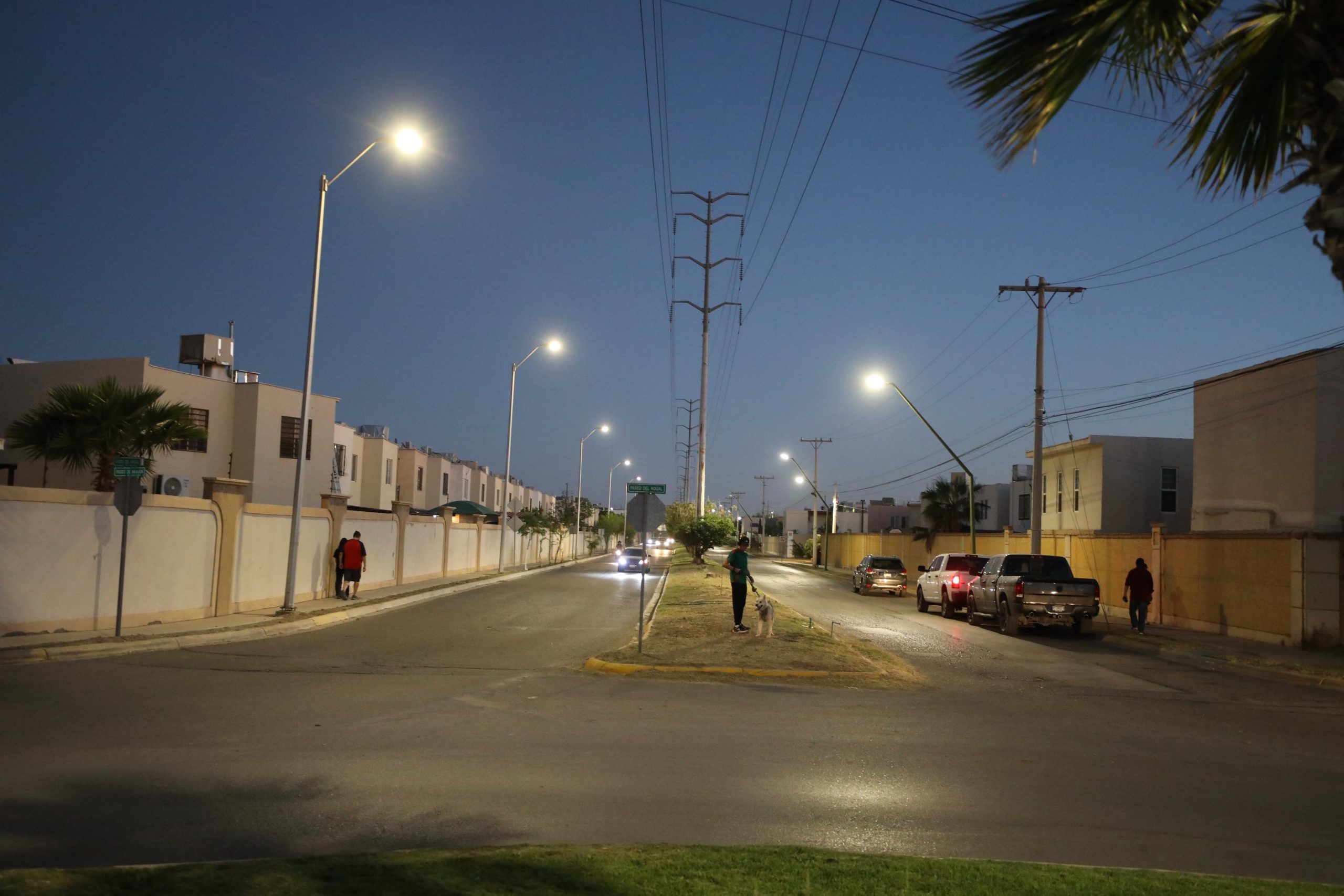 Encabeza Cruz Pérez Cuéllar instalación de más de 500 luminarias en tres fraccionamientos