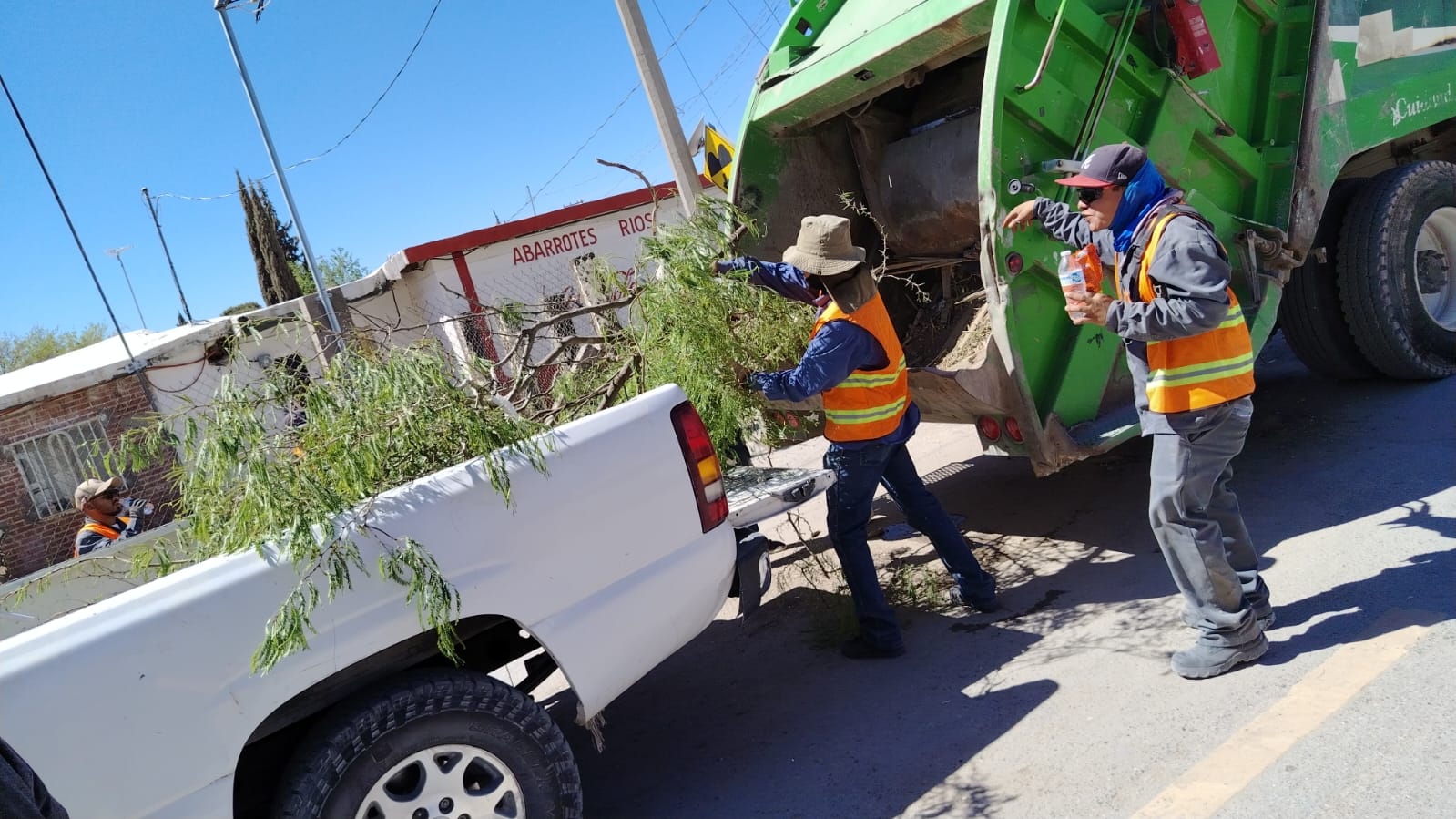 Apoya Servicios Públicos jornada de limpieza en Samalayuca