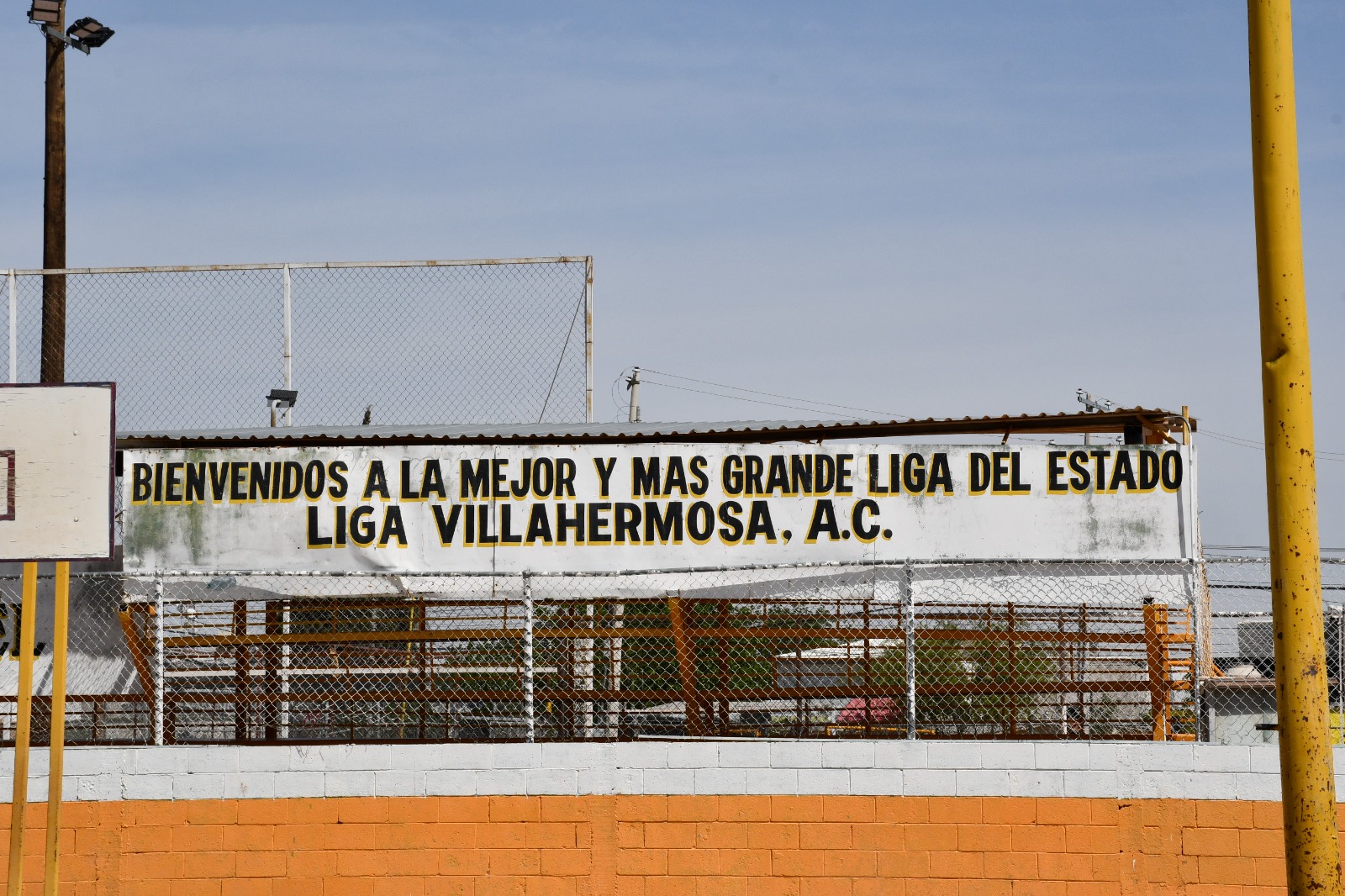 Instala luminarias en el campo de la Liga Infantil de Beisbol Villahermosa