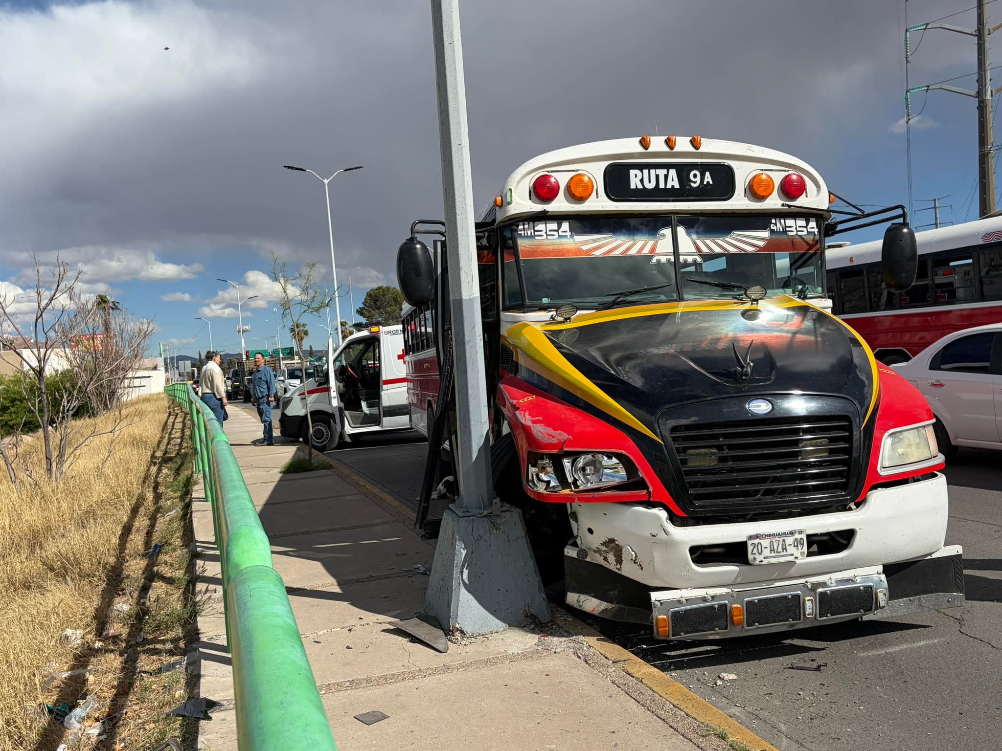 Camión con estudiantes choca contra poste en avenida de la Cantera