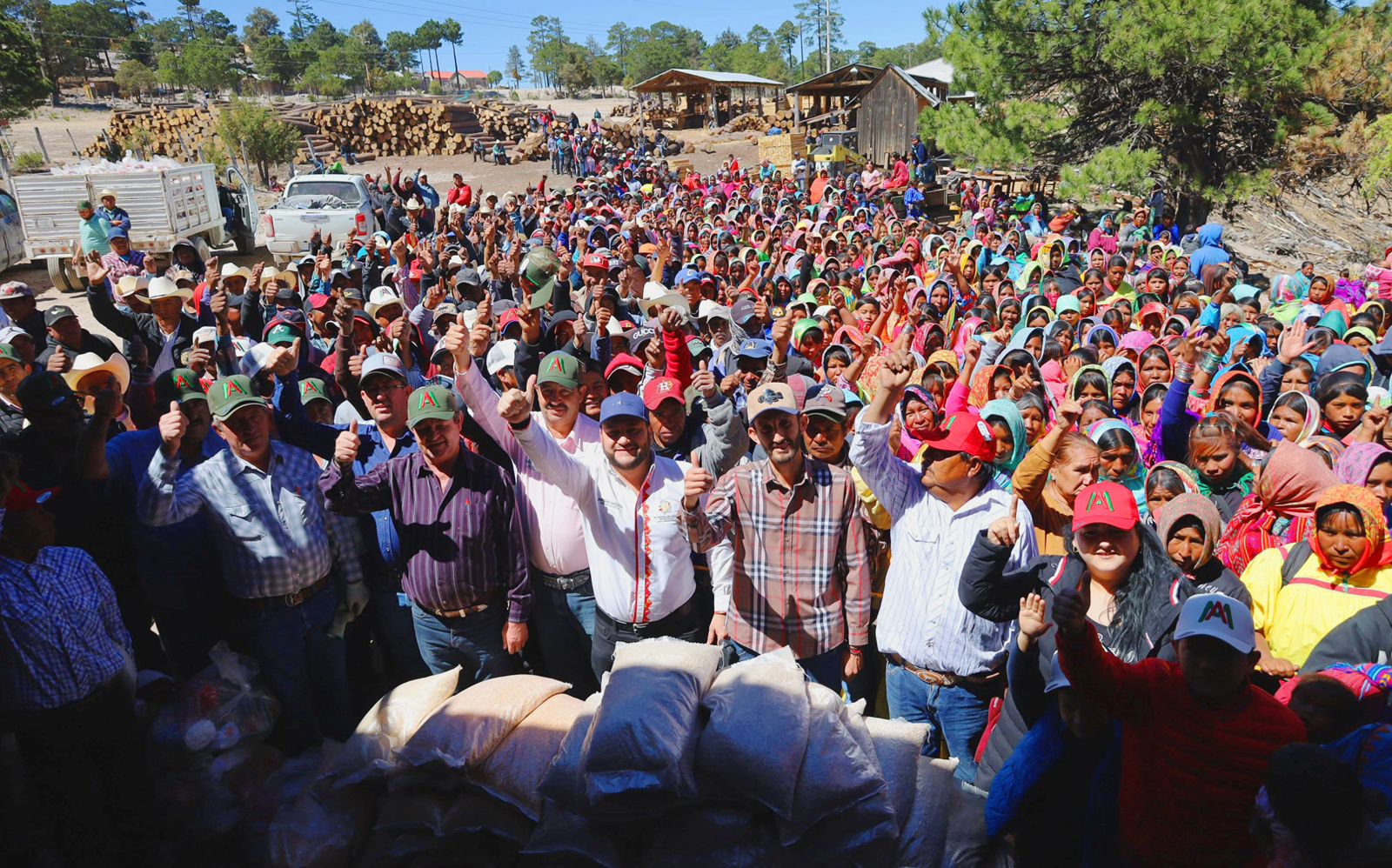 Entrega Medina apoyos alimentarios en la sierra