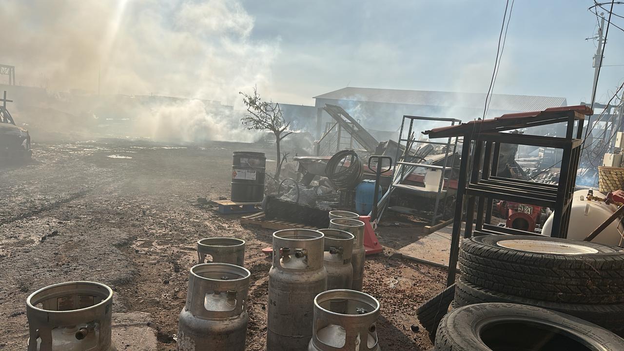 Trabajaron bomberos cerca de 12 horas para sofocar incendio en tarimera