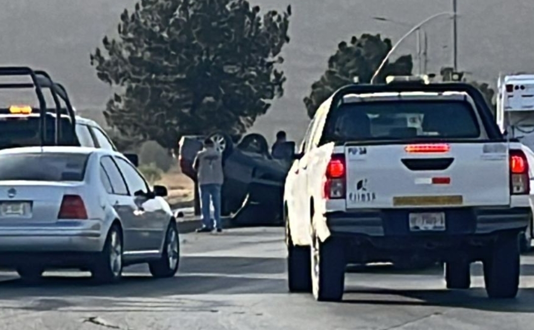 Vuelca en su Nissan sobre la vialidad Nogales
