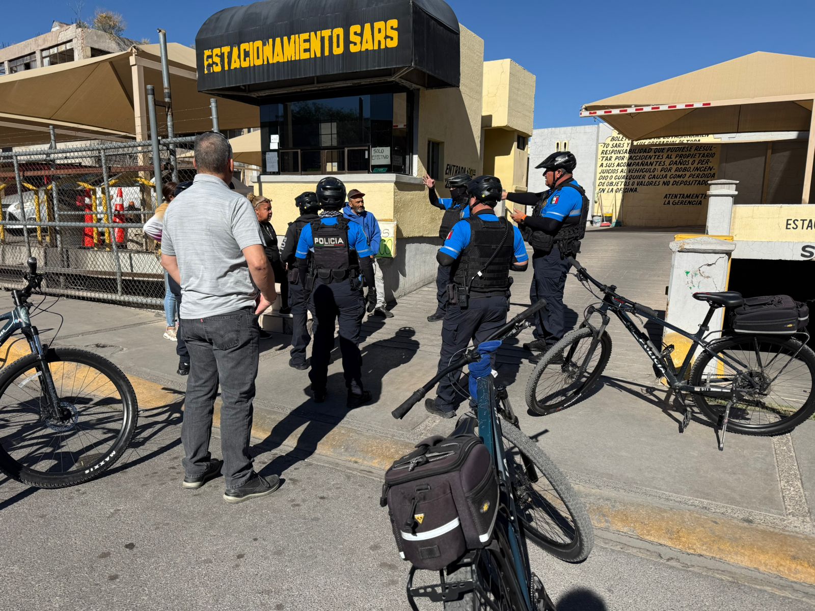 Gritos en estacionamiento generan movilización policial