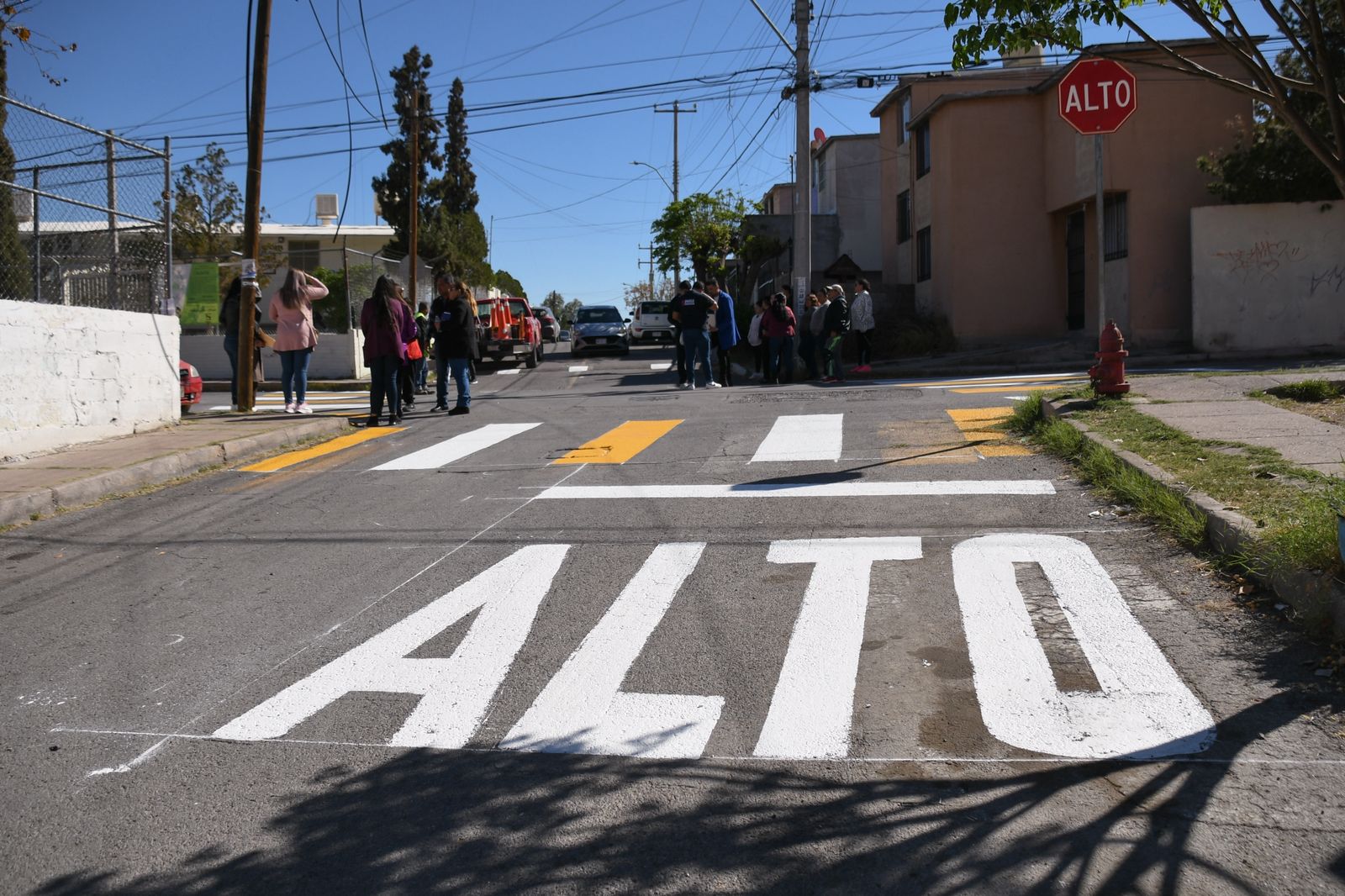 Repintado de pasos peatonales en escuelas de la Mármol III