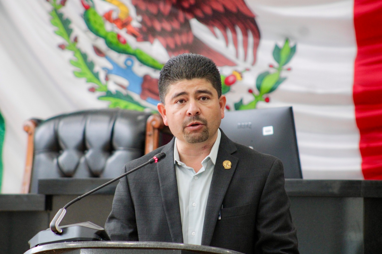 Plantea Mireles asegurar presupuesto para bomberos