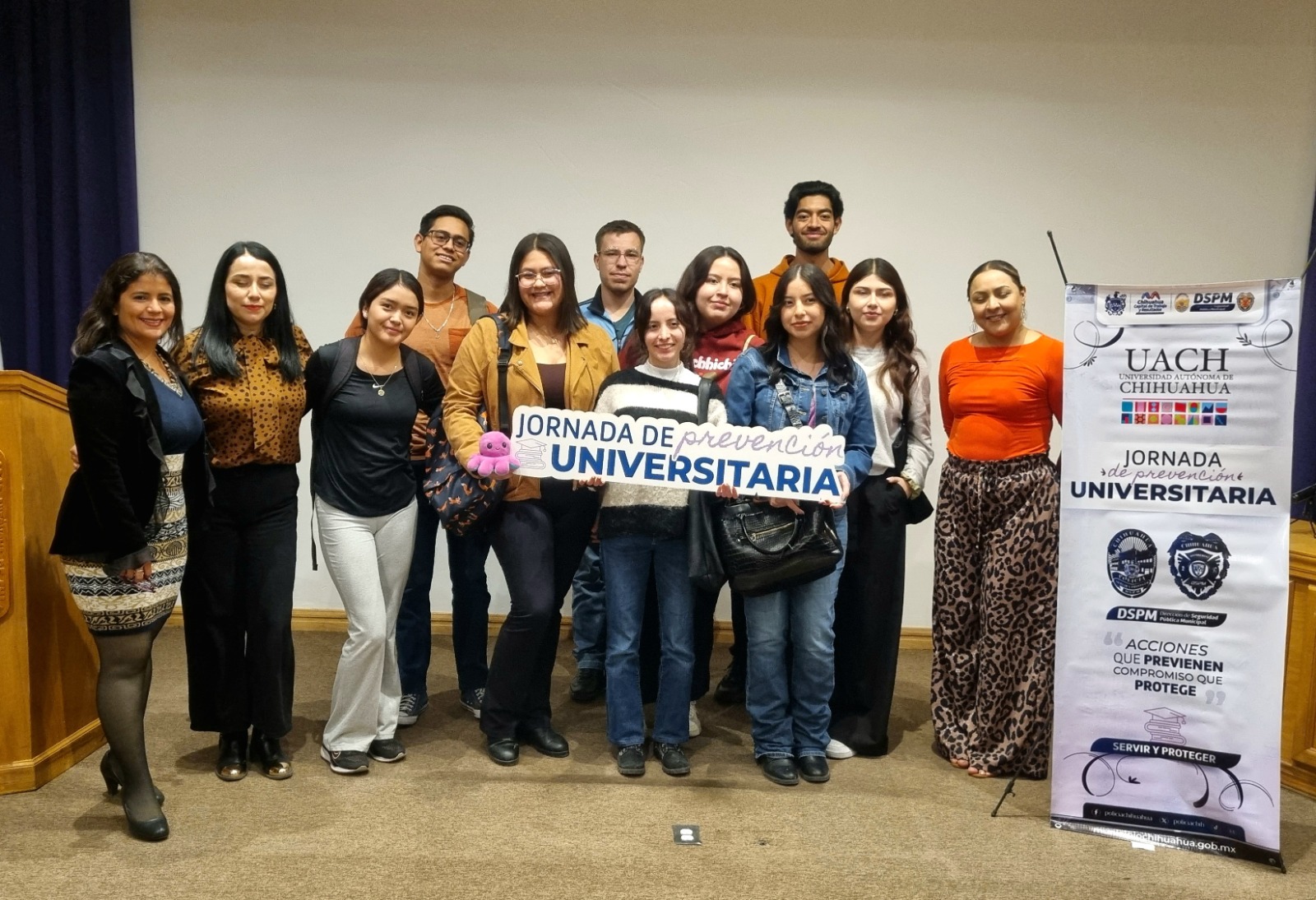Escuchan estudiantes universitarios plática de prevención