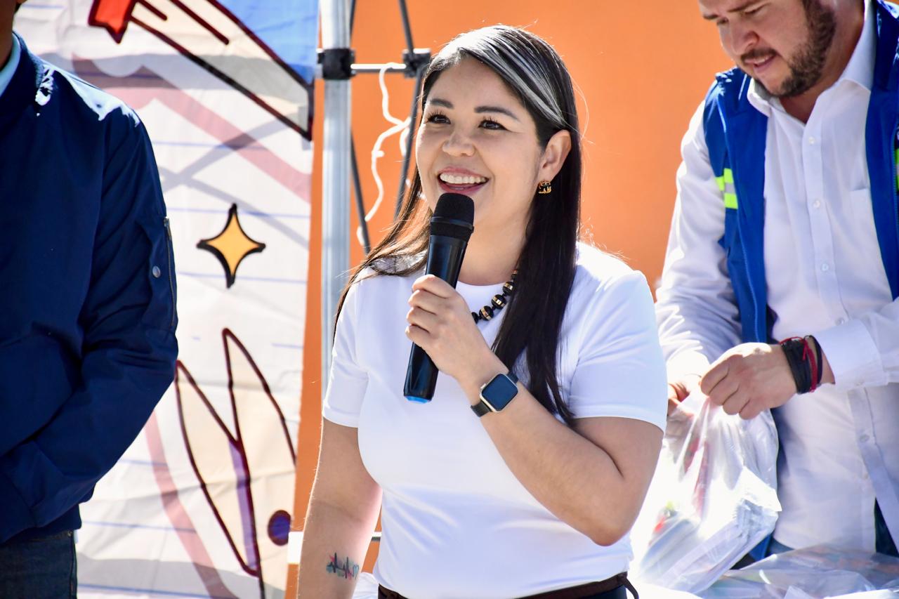 Encabeza “La China” Frías entrega de útiles