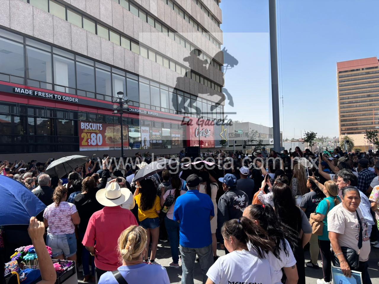 Cientos despiden a Lupita del grupo “Musical Milagro” en la Plaza de Armas