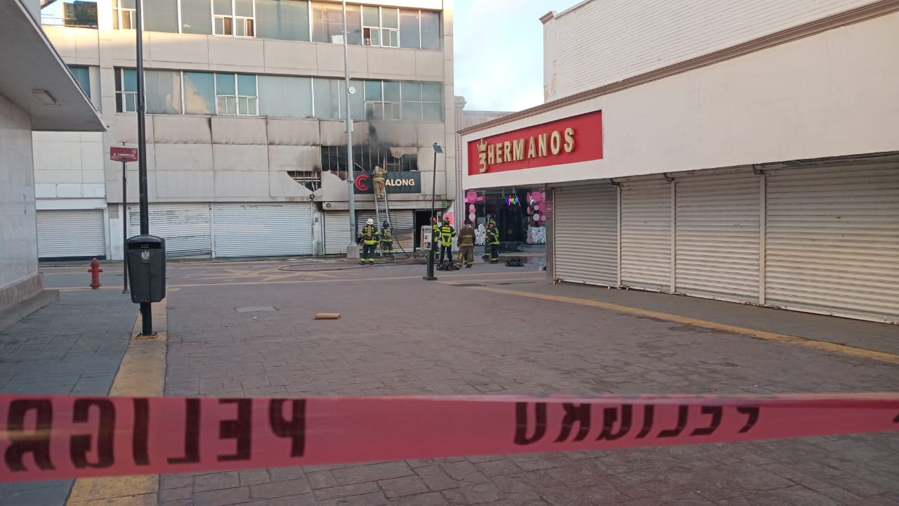 Voraz incendio consume tienda de importaciones en el Centro Histórico