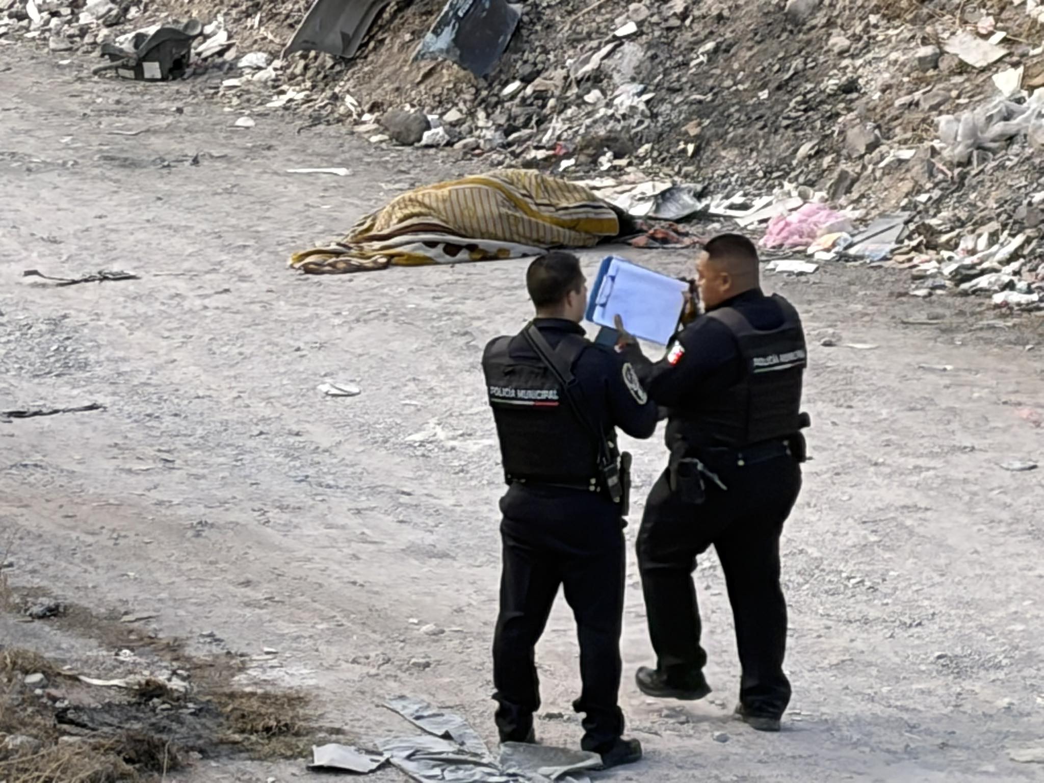 Localizan cuerpo atado y encobijado