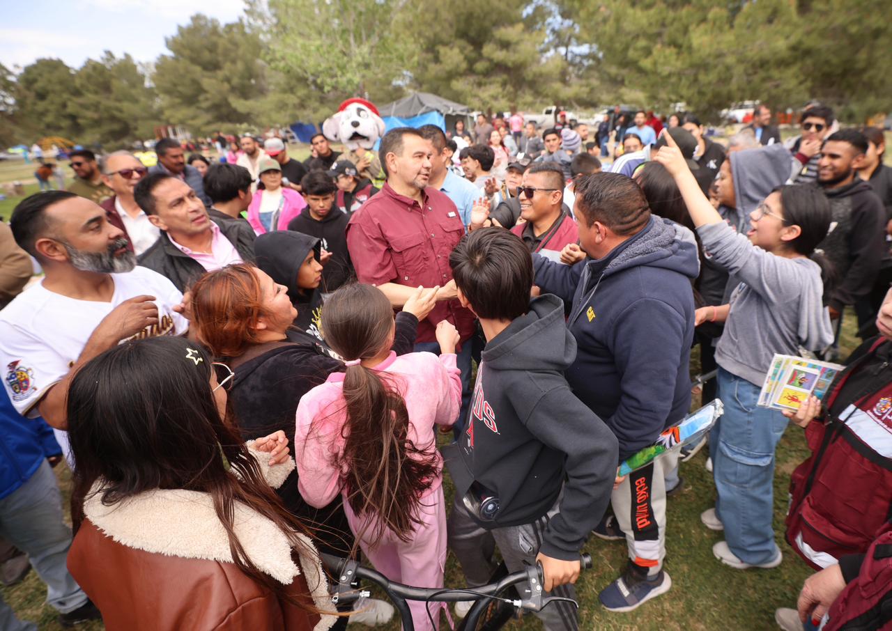 Convive Cruz Pérez Cuéllar con familias juarenses en el tradicional Domingo de Pascua en El Chamizal