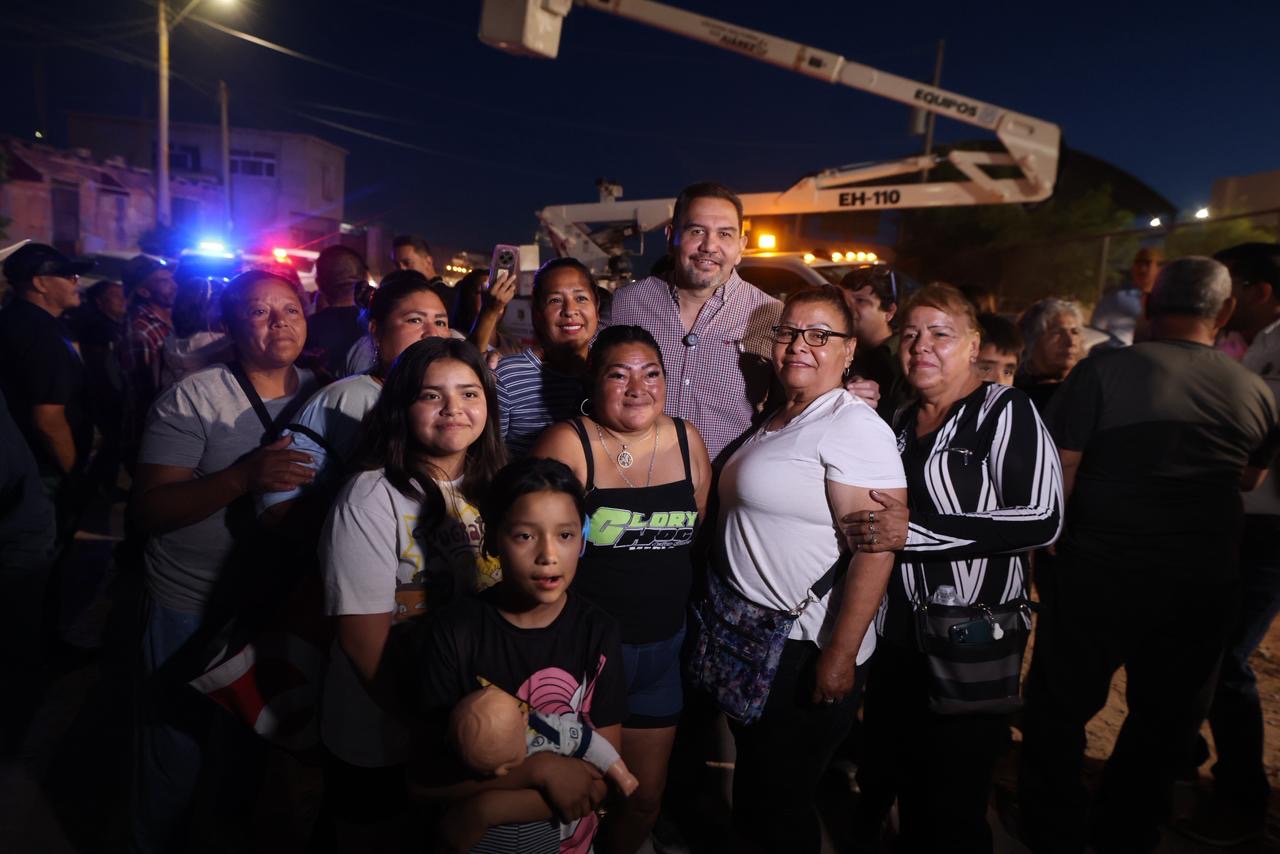 Encabeza Cruz Pérez Cuéllar entrega de más de 2 mil luminarias en la zona de Los Kilómetros