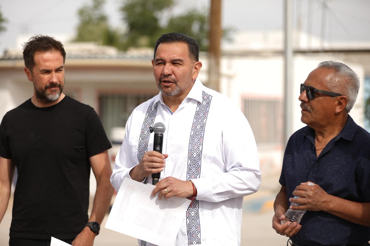 Entrega Cruz Pérez Cuéllar pavimentación de la calle Yucatán