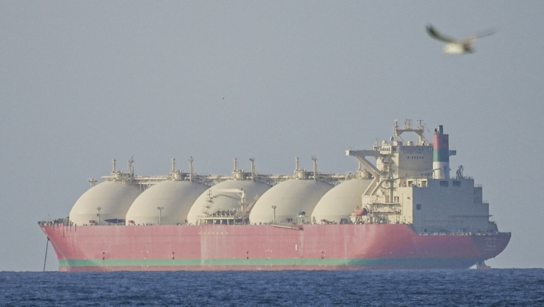 Superpetrolero iraní sancionado desafía el bloqueo de Estados Unidos y cruza Ormuz