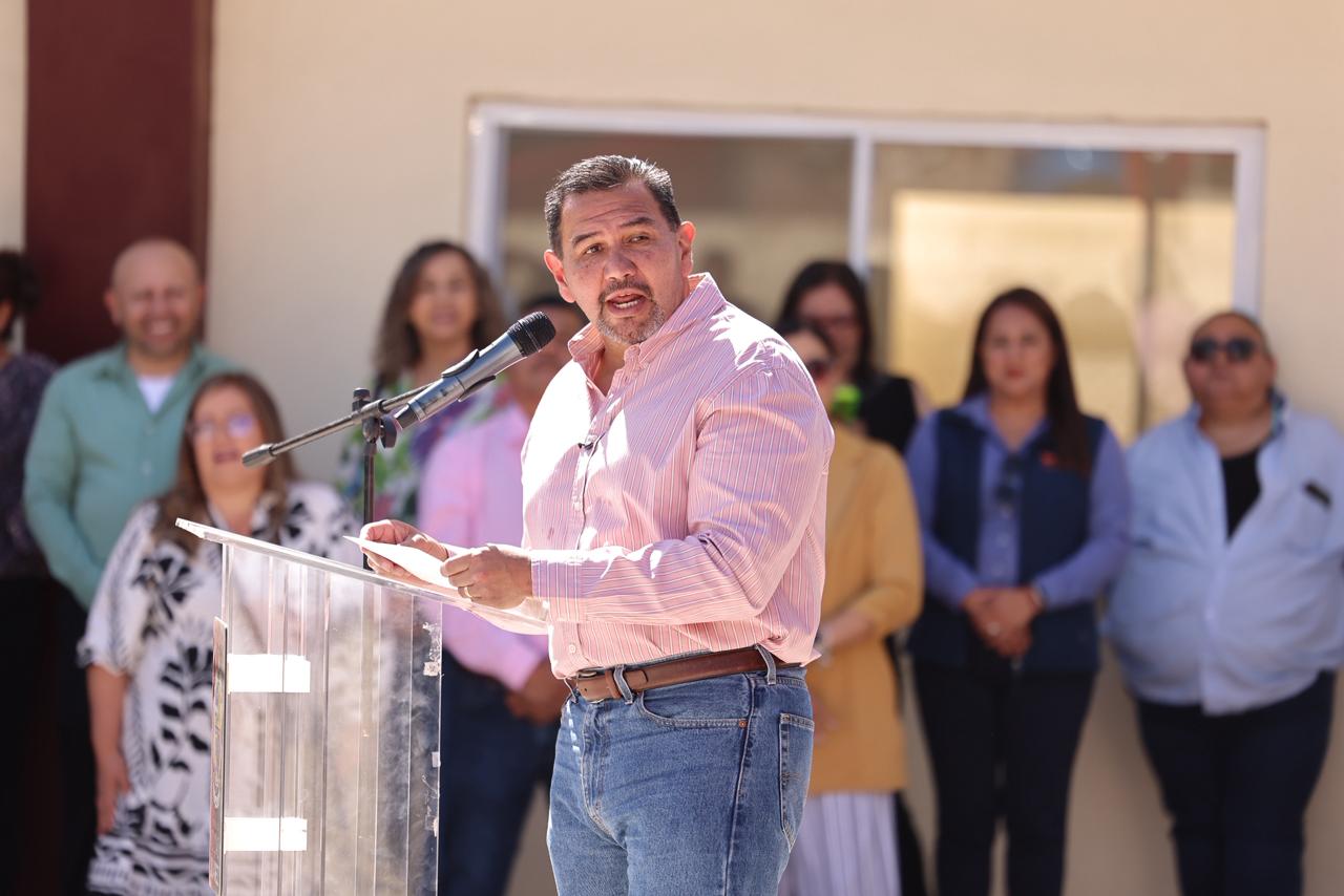 Entrega Cruz Pérez Cuéllar obras de rehabilitación en jefatura escolar