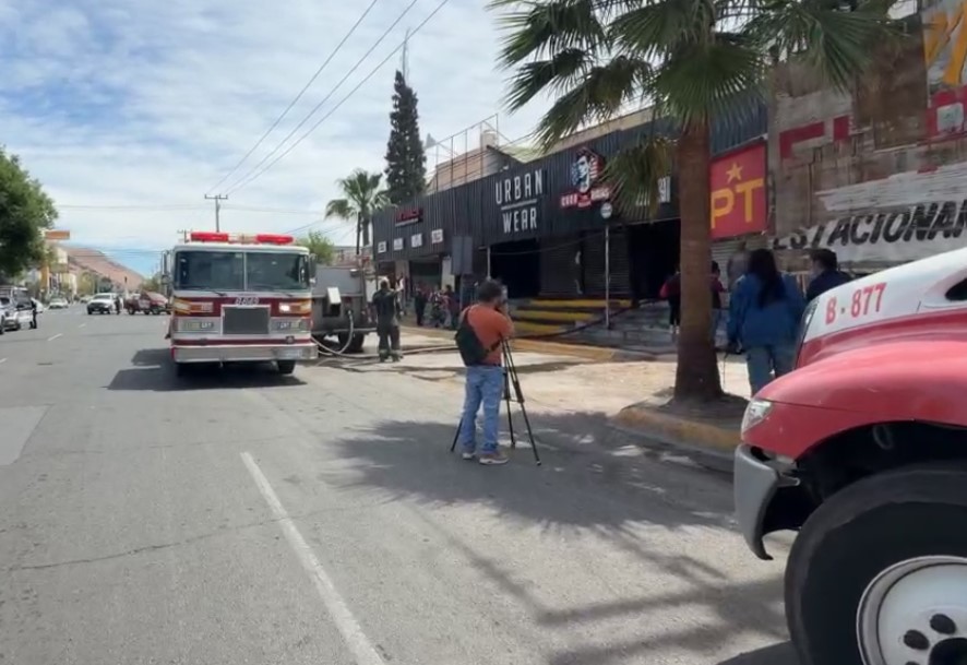 Voraz incendio consume locales en “El Pasito”