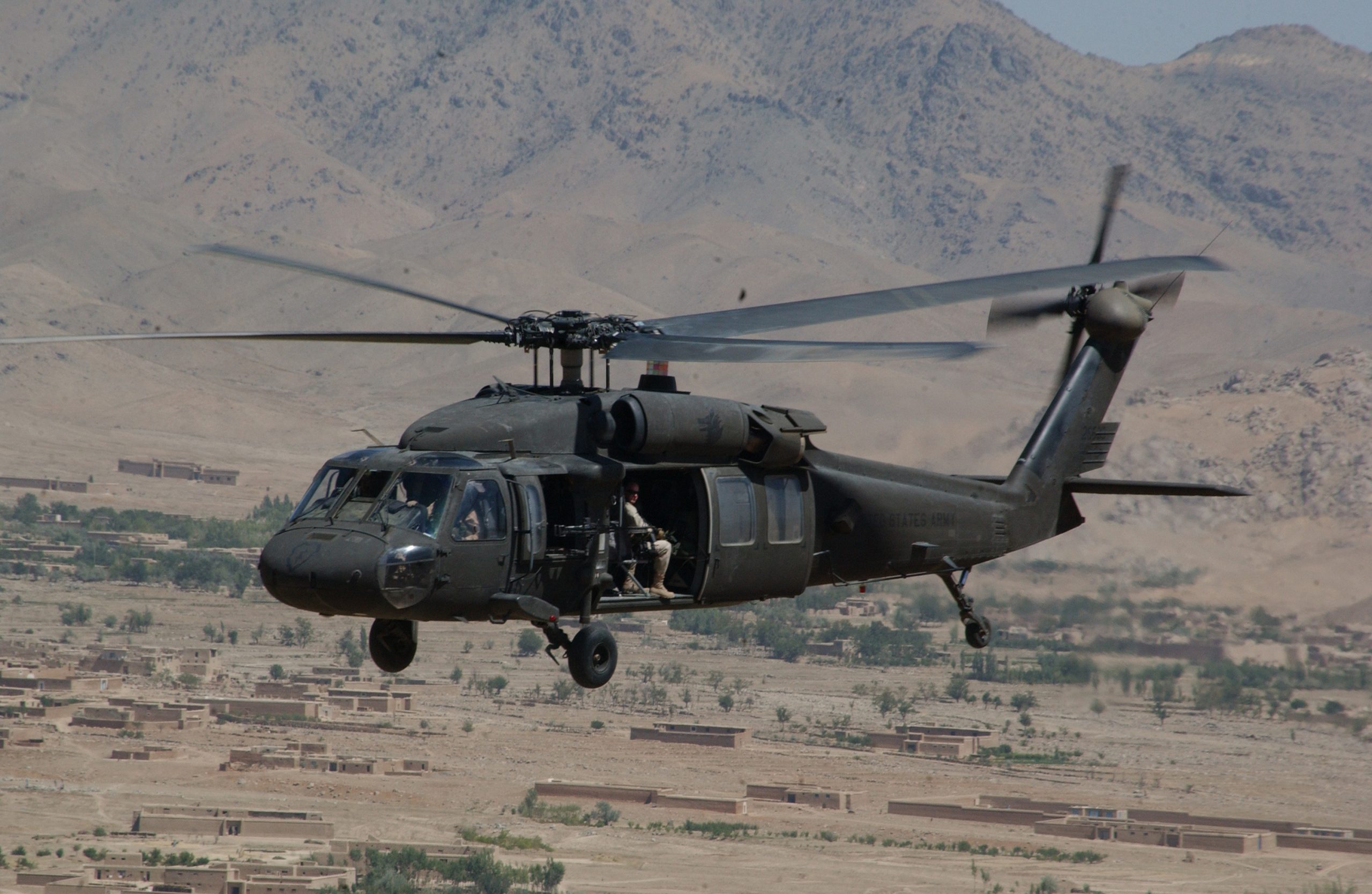Irán golpea 2 helicópteros de Estados Unidos mientras buscaban al piloto del F-15 derribado